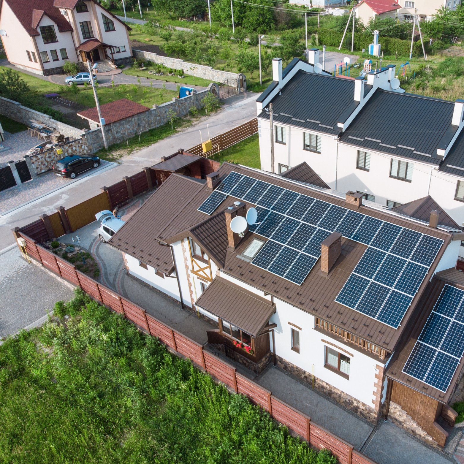 Sistema de energia solar instalado em telhado residencial em Fortaleza